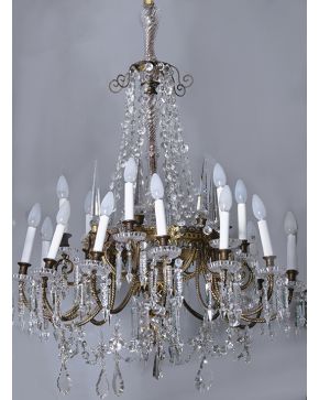 793-Lámpara de techo de 18 luces en bronce y cristal. Con decoración de cuentas y platillos. 