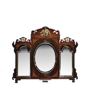863-Mueble de tocador inglés. s. XIX. Con marco en madera de caoba tallada. dorada y ebonizada. Con detalles de marquetería. Tres cuerpos. el central con 