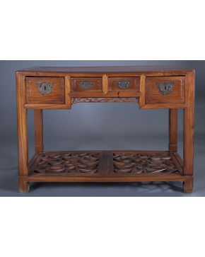 922-Mueble estilo oriental en madera tallada con decoración calada. Cuatro cajones en cintura.
