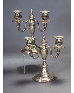 675-Pareja de candelabros de  dos luces en plata de ley 916. con marcas de Durán. Con contrapeso.
