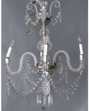 812-Lámpara en cristal de 4 brazos de luz estilo la Granja. En cristal tallado y moldeado. con decoración de cuentas. racimos de uvas y remate de esfera. 