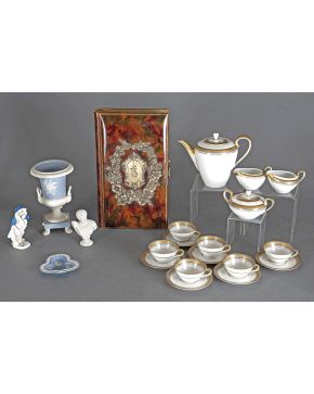 1037-Elegante juego de cafe de seis servicios en porcelana alemana. pp. s. XX.