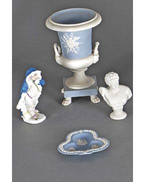 1035-Lote de copa. platito firmado Wedgwood. Niño alegoría del invierno y busto clásico. en porcelana y biscuit C.1920 ( cuatro piezas)