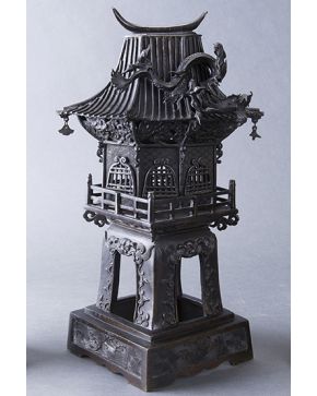 901-Figura en bronce con forma de pagoda de dos cuerpos. con dragón en remate.