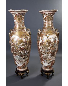 879-Gran pareja de jarrones Satsuma. s. XIX. Boca en forma de pliegues de tela. Asas en forma de dragones alados sujetando anillas y lazos de cordón remat