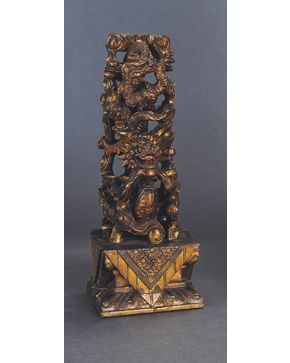 885-Figura china de dragón y nubes sobre altar. En madera tallada. dorada y corlada.