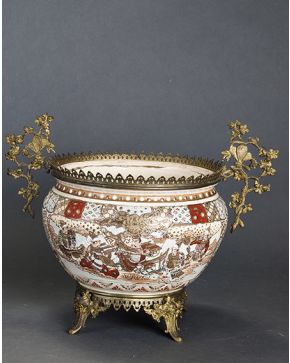 899-Jardinera en cerámica Satsuma con base. asas y crestería en bronce dorado. ff. s. XIX.