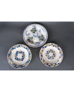 704-Lote formado por tres platos de cerámica de Onda. s. XIX.