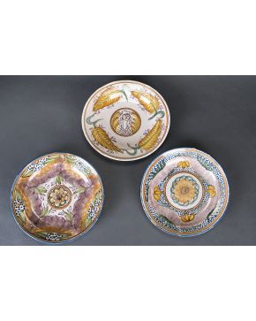 652-Lote formado por tres platos en cerámica de Manises. s. XIX.