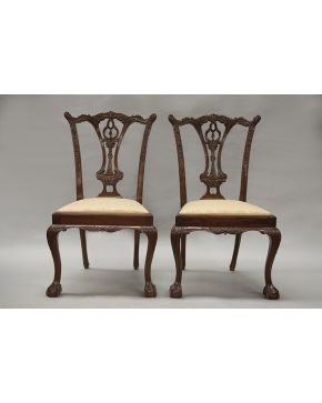 815-Pareja de sillas estilo Chippendale en madera tallada. s. XIX.
