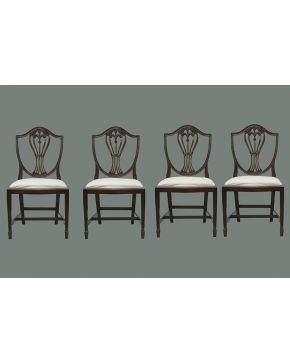 853-Lote formado por mesa de comedor extensible estilo inglés con dos patas de jarrón terminadas en rueda y seis sillas estilo Hepplewhite con pala calada