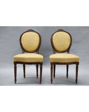 998-Pareja de sillas estilo Luis XVI. s. XIX. en madera tallada y patas acanaladas con copete de lazo. Tapicería a rayas sobre fondo beige. 