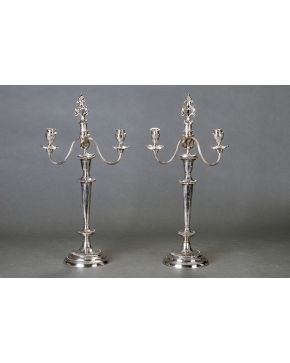 814-Pareja de candelabros de tres luces estilo inglés convertibles en candelero. Decoración acanalada y remate vegetal y floral.
