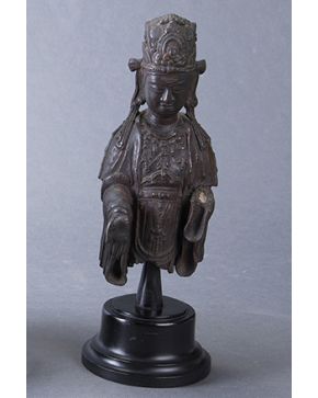 902-Fragmento de escultura en bronce patinado representando a Tara.