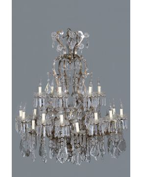 947-Imponente lámpara de techo en cristal tallado y moldeado de 25 luces.