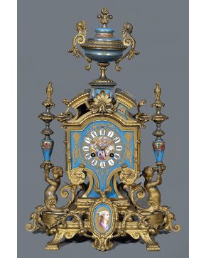 1049-Reloj de mesa francés c. 1870. en metal dorado y placas de porcelana de Sèvres.