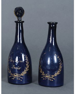 660-Pareja de garrafas en vidrio de La Granja azul cobalto. Periodo Clasicista. c. 1800. 