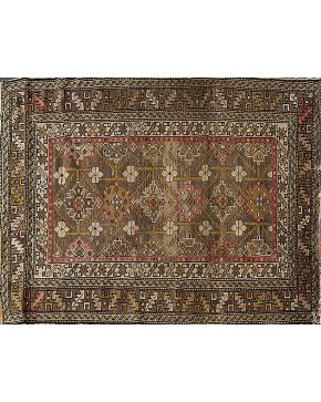 677-Alfombra persa en lana con decoración geométrica sobre campo marrón. Con doble cenefa. Colores complementarios: rojo. rosa. crema y verde.