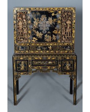 939-Decorativo cabinet oriental en madera lacada en negro.