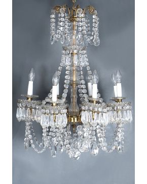 953-Lámpara de techo de ocho luces en cristal con decoración de cuentas. prismas facetados y gotas colgantes. Remate de esfera.