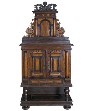 714-Importante mueble platero holandés en maderas de roble y otras maderas frutales y teñidas. fechado en 1623.