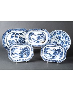 888-Juego de tres bandejas ochavadas en porcelana china azul y blanca. s. XIX.