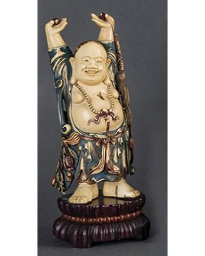 893-Gran figura de buda en márfil tallado y policromado sobre peana en madera tallada. China. pp. s. XX. 