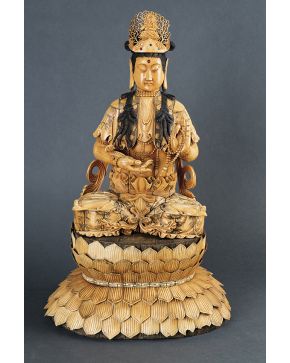905-Gran figura de Guan Yin sedente. China. ff. s. XIX. Con CITES.