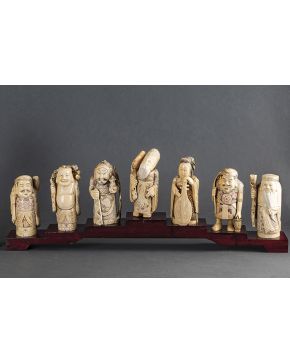 894-Interesante lote que representa a los siete dioses de la fortuna o de la buena suerte en marfil tallado y policromado. Japón. Periodo Taisho (1912-192