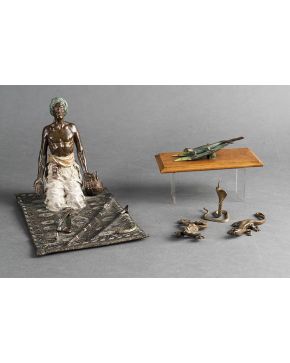 832-Lote de tres miniaturas en bronce vienés pintadas en frío. ss. XIX-XX. formado por: cobra. lagartija y rana. 