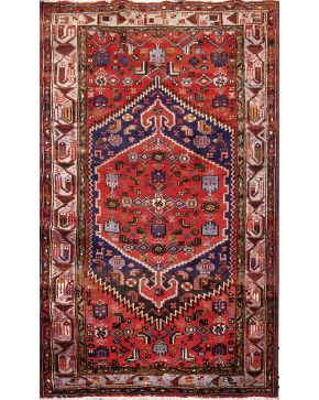 1201-Alfombra oriental en lana con decoración vegetal. animal y geométrica sobre campo granate. 