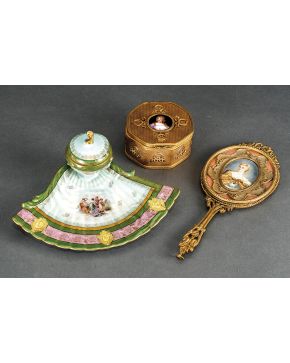 1025-Cajita-joyero octogal en metal dorado. s. XIX con miniatura de dama en porcelana esmaltada en la tapa. Decoración de motivos laureados con lazos. 