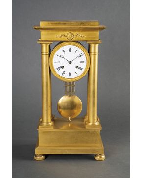 1101-Gran reloj pórtico en bronce dorado. Francia pp. s. XIX.