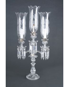 1022-Elegante candelabro de tres luces en cristal de Bohemia moldeado y tallado con grandes tulipas grabadas. Decoración de prismas colgantes y cuentas. El