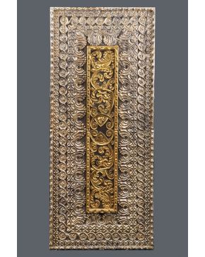 1002-Frontal de altar barroco peruano en madera tallada y policromada con pan de oro y plata. Decoración de motivos vegetales. cruces y geométricos.