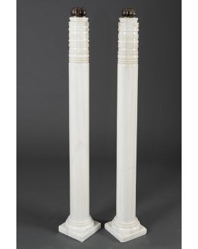 941-Pareja de columnas en mármol Macael. España. s. XX.