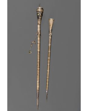 972-Lote de dos raros bastones de mando peruanos en plata repujada. posiblemente s. XVIII. Decoración de aves. flores y motivos vegetales. Uno de ellos co