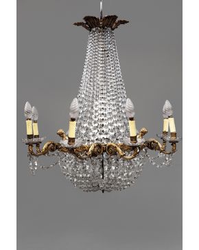 987-Lámpara estilo Imperio en bronce dorado y cristal. Brazos dobles en forma de tornapunta y angelitos de medio cuerpo. Platitos y cuentas en cristal tal