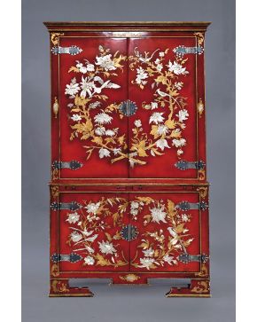 1182-Mueble chino lacado en rojo con decoración vegetal de flores y aves en tonos plata y dorados. Dos cuerpos con doble puerta.