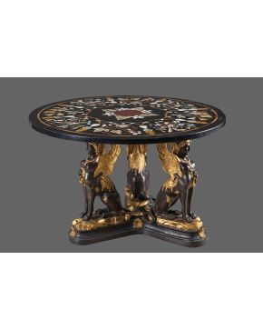 951-Importante mesa de centro con pie de trípode de esfinges en bronce pavonado y dorado. Fundido por la Société du Val d’Osne a partir de un modelo de 