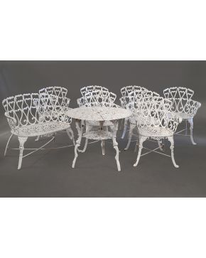 975-Muebles de jardín en hierro fundido y pintado en blanco. compuesto por: banquito. 7 butacas y una mesita de centro.