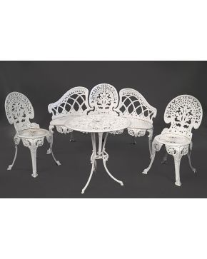 989-Lote formado por: tresillo de jardín en hierro fundido y pintado en blanco. con mesa velador.