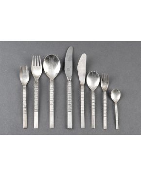 1005-Cubertería servicios en plata española punzonada. de moderno diseño. con decoración acanalada. Se compone de: 8 cucharas de mesa. 8 tenedores de mesa.