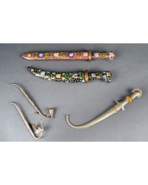 881-Lote formado por puñal y daga. Con vaina y empuñadura profusamente decoradas en esmalte cloissoné.