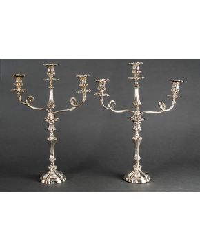 805-Pareja de originales candelabros de tres brazos convertibles en candeleros. Marcas de Elckington & Co. c. 1850.