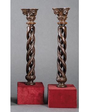 694-Pareja de columnas portuguesas helicoidales en madera de palosanto con fileteado en hueso y capitel corintio. Sobre peanas cuadradas en terciopelo roj