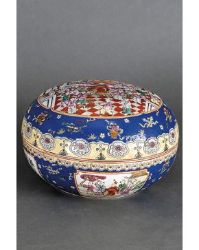 871-Recipiente con tapa en porcelana esmaltada oriental. s. XX.