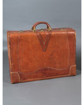874-Antigua maleta en cuero marrón.