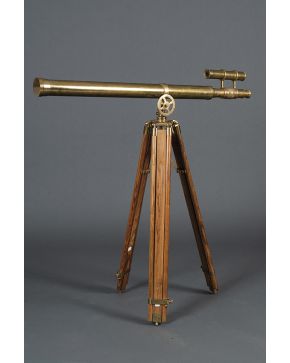 1236-Telescopio de bronce con pie de trípode extensible en madera.