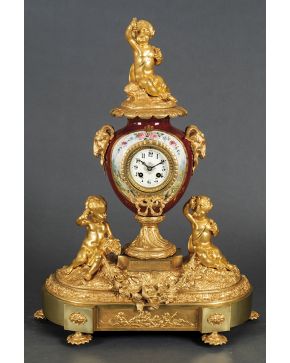 1019-Reloj de sobremesa en bronce dorado. Francia. 2ª mitad s. XIX.